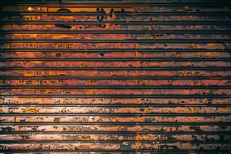 remover óxido y pintura en superficie con cepillos metálicos