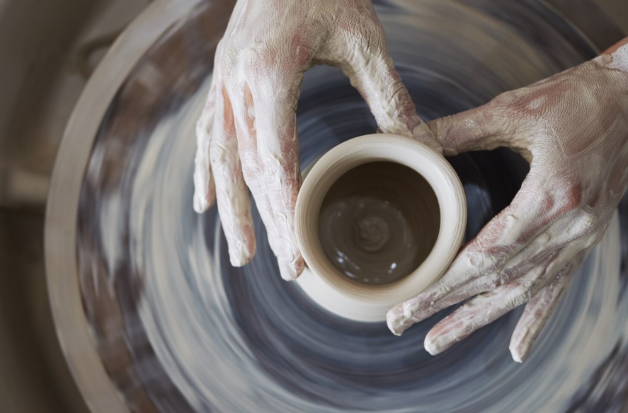 Cepillos industriales en la cerámica española: pulido, esmaltado y acabado Los cepillos industriales en la cerámica garantizan unos procesos de alta calidad. Al tratar con un material tan sensible, conviene usar la herramienta adecuada. Gracias a ella, se podrá pulir, esmaltar y terminar cada pieza con precisión y sin dejar ningún arañazo que pueda arruinar el trabajo realizado. [H2] Tipos de cepillos industriales en la cerámica actual Existen varios tipos de cepillos utilizados en el sector de la cerámica. El primero a destacar es el cepillo Fickert, muy usado para el acabado de bordes y contornos en baldosas o piezas sueltas. Su diseño incluye filamentos rígidos dispuestos de manera radial para que el contacto sea uniforme y el pulido constante. Es un modelo muy efectivo para eliminar irregularidades, algo esencial para realizar esmaltados o vitrificaciones. Otro tipo importantes son los cepillos de disco, que se destinan a tareas de pulido y abrillantado de superficies planas. Debido a su estructura circular y que es posible ajustar la presión, permiten un control preciso del brillo y la textura superficial. Son muy útiles para trabajar cerámicas de gran formato, donde la uniformidad del acabado es crítica. También se adaptan sin problemas a diferentes tipos de abrasivo y compuestos de pulido. Así, facilitan la obtención de acabados mate, satinados o de alto brillo. Por último, los cepillos cilíndricos destacan por su versatilidad y capacidad de cubrir grandes superficies de manera eficiente. Su forma es ideal para lograr un contacto continuo con la pieza y, de este modo, eliminar residuos de pulido y garantizar un brillo uniforme en toda la superficie. Se integran en líneas automáticas de acabado, donde la velocidad y constancia del resultado son factores claves. [H2] Innovaciones abrasivas y aumento de productividad gracias a los cepillos para cerámica La búsqueda de acabados de alta calidad, uniformidad en el brillo y la eficiencia en los procesos productivos ha llevado al desarrollo de diferentes innovaciones. Una de las más destacadas es los filamentos con carburo de silicio. Estos se caracterizan por una elevada dureza y resistencia al desgaste. Un material abrasivo como el mencionado permite eliminar de forma rápida imperfecciones, rebabas o residuos de esmaltado para dejar la superficie lista para el siguiente tratamiento. Los filamentos de carburo de silicio se montan en cepillos cilíndricos o de disco para asegurar un pulido uniforme incluso en las cerámicas de gran formato. También son interesantes los filamentos con diamante sintético al representar el estado más avanzado de la tecnología abrasiva para cepillos cerámicos. Ofrecen una dureza extrema y una estabilidad térmica única. Esto les permite alcanzar un acabado preciso en superficies difíciles o muy duras, como la porcelana técnica o las baldosas de alta densidad. Al usas cepillos que incorporen estas innovaciones en abrasión, se consigue una mayor productividad. Permiten aumentar la velocidad de pulido sin causar daños, reducir los tiempos de parada por sustitución de herramientas u optimizar el consumo de energía, entre otras ventajas. En definitiva, los cepillos industriales en la cerámica cuentan con innovaciones avanzadas. En Cepillo Técnico incorporamos las últimas novedades en nuestras creaciones, que adaptamos por completo a tus necesidades particulares